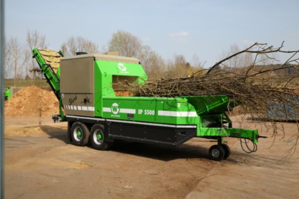 Процесс загрузки древесных отходов в бункер измельчителя EP 5500 Shark